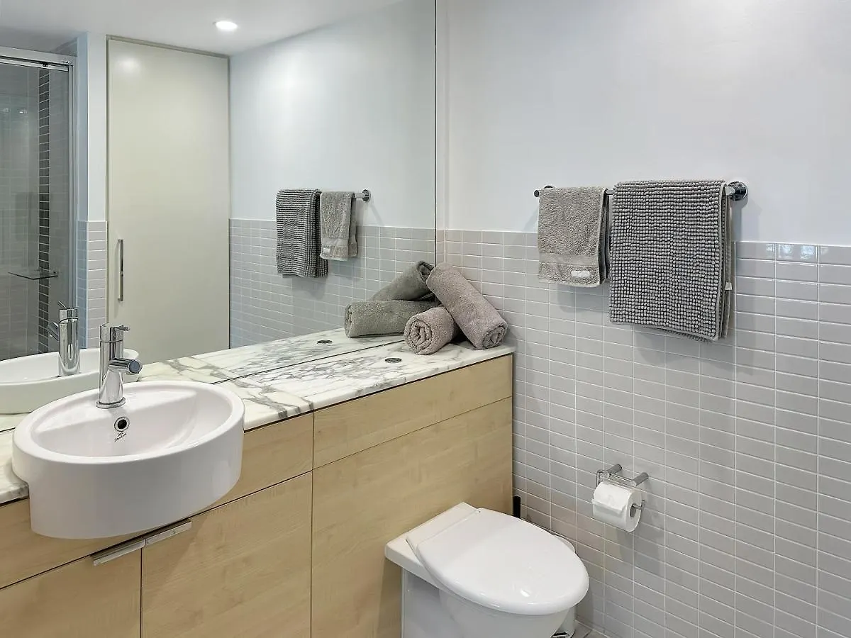 Blue On Blue Large One Bedroom Apartment, Steps From Ferry, Amazing Pool, Wifi Nelly Bay 0*,  Australien